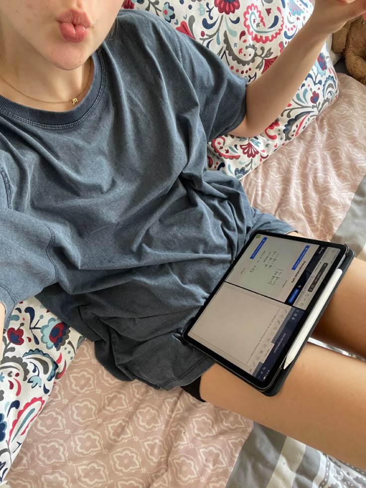 Cliente estudiando y utilizando herramientas de planificación